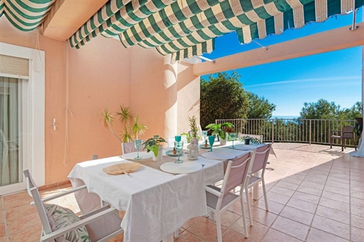 In Costa Blanca North, in the sought-after residential area of Coveta Fuma is this magnificent villa