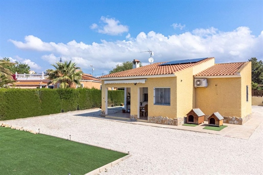 In Costa Blanca North in the sought after residential area of Pisnella Busot is this charming villa