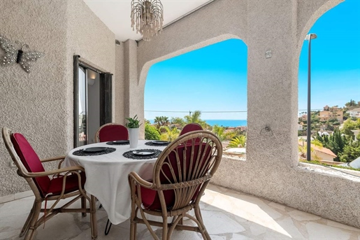 In Costa Blanca North, in the sought-after residential area of Coveta Fuma is this magnificent hillt