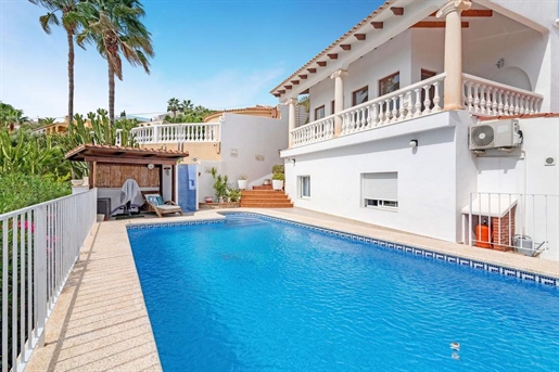 Exclusieve villa met open zeezicht en privé zwembad in Coveta Fuma, El Campello.
In Costa Blanca N