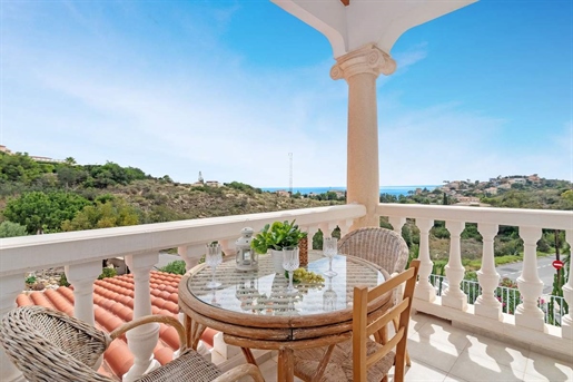 Exclusieve villa met open zeezicht en privé zwembad in Coveta Fuma, El Campello.
In Costa Blanca N
