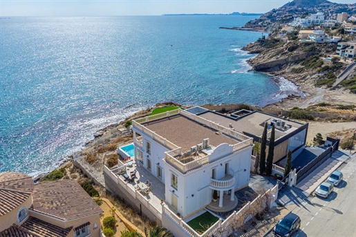 Einzigartige, nach Süden ausgerichtete, neue Villa mit 6 Schlafzimmern am Meer in El Campello North,