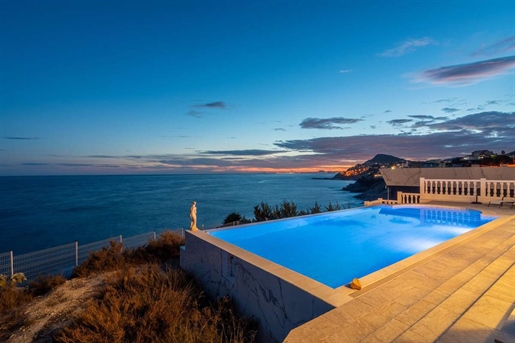 Perched on a cliff top, midway between Alicante and Altea, is this majestic, limestone adorned estat