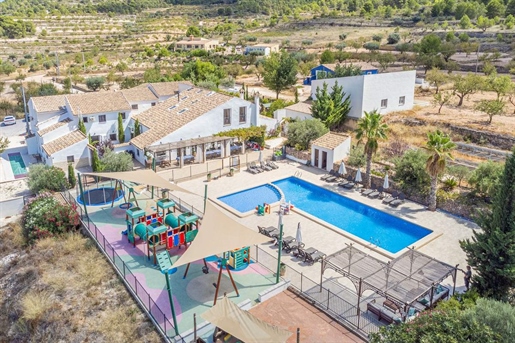 Villa mit 12 Schlafzimmern/Rentale ländliche Unterkunft in La Romana (Alicante)

Inmitten von Oliv