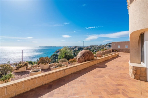 In Costa Blanca North, in the sought-after residential area of Coveta Fumà, is this magnificent hill