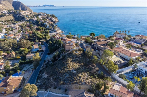 In Costa Blanca North, in the sought-after residential area of Coveta Fuma is this stunning, elevate