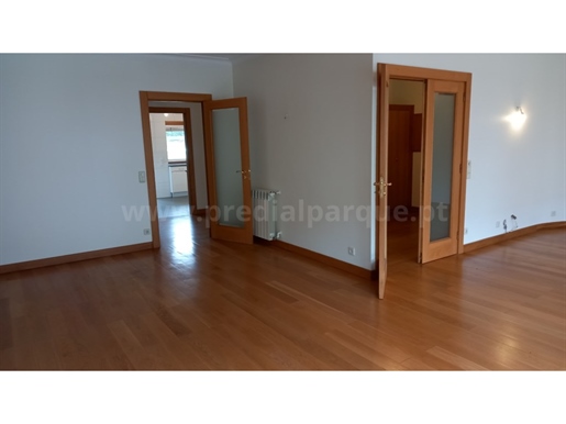 4 bedroom house + office, with garage for 2 cars, in the center of Senhora da Hora