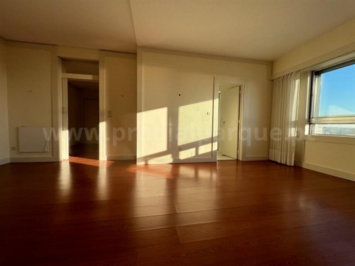 3+1 bedroom flat with 2 parking spaces, next to Rua António Cardoso