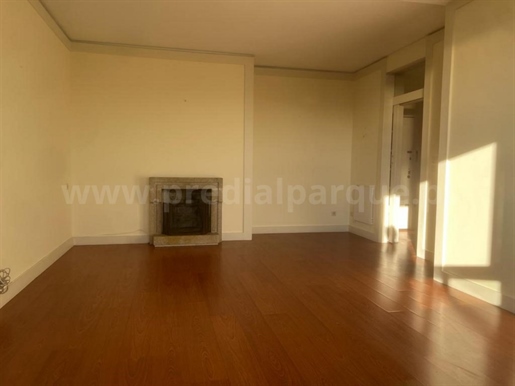 3+1 bedroom flat with 2 parking spaces, next to Rua António Cardoso