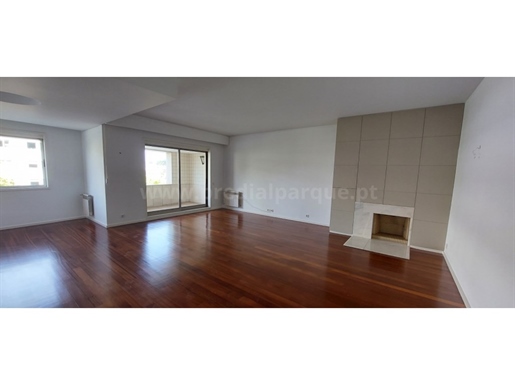Apartment T3 + 1 with 2 parking spaces and 2 balconies, Foz do Douro
