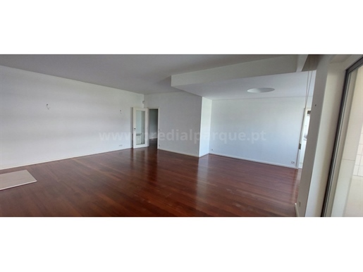 Apartment T3 + 1 with 2 parking spaces and 2 balconies, Foz do Douro