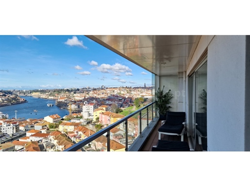 Apartamento T4 com vistas sobre o rio Douro, com box + 2 lugares de garagem
