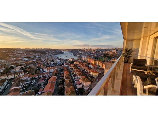 4 bedroom apartment with views over the Douro River, with box + 2 parking spaces