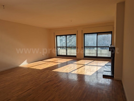 4 bedroom flat with 2 parking spaces, Pinheiro Manso