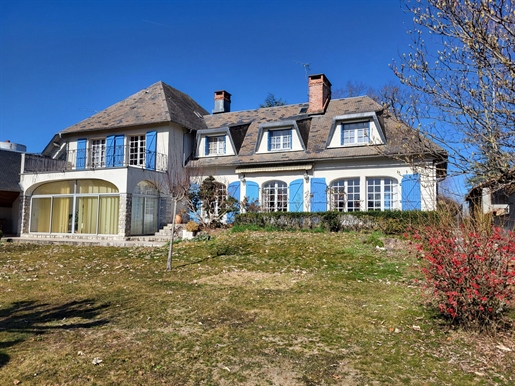 House with panoramic view of the Pyrenees chain