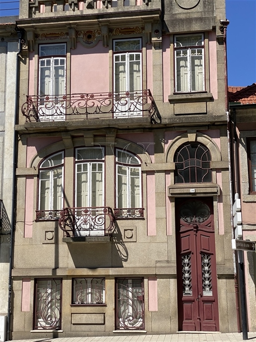 Maison de maître dans le quartier historique de Porto sur un terrain de 326 m² déjà à l´étude.