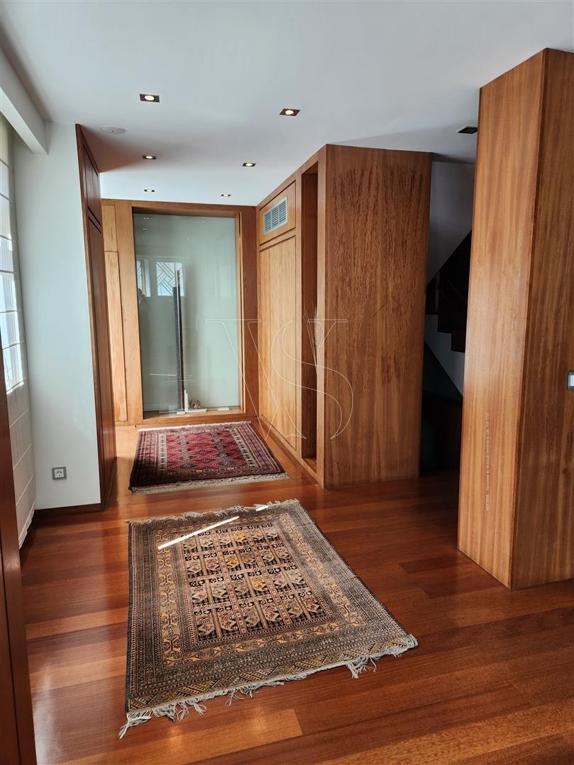 Villa mit 4 Appartements + Büro und Pool - Av.Marechal Gomes da Costa