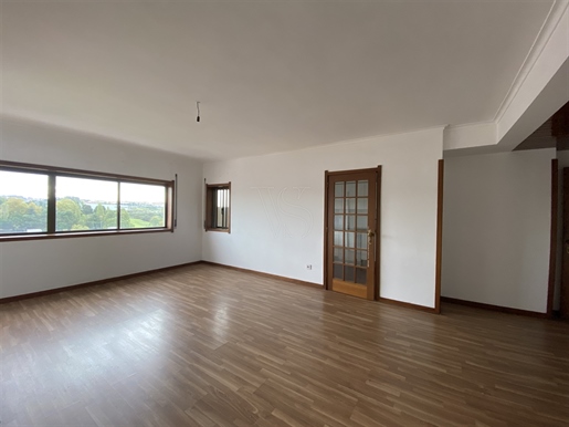 2+1 bedroom apartment with balcony and garage