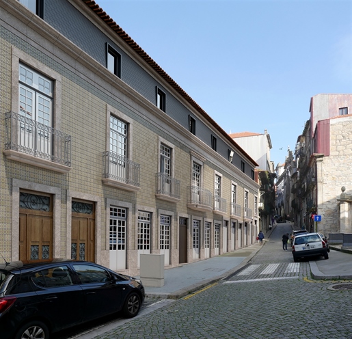 Apt. T2 with balcony 190 mt from S. Bento Metro Station - Porto Historical Centre