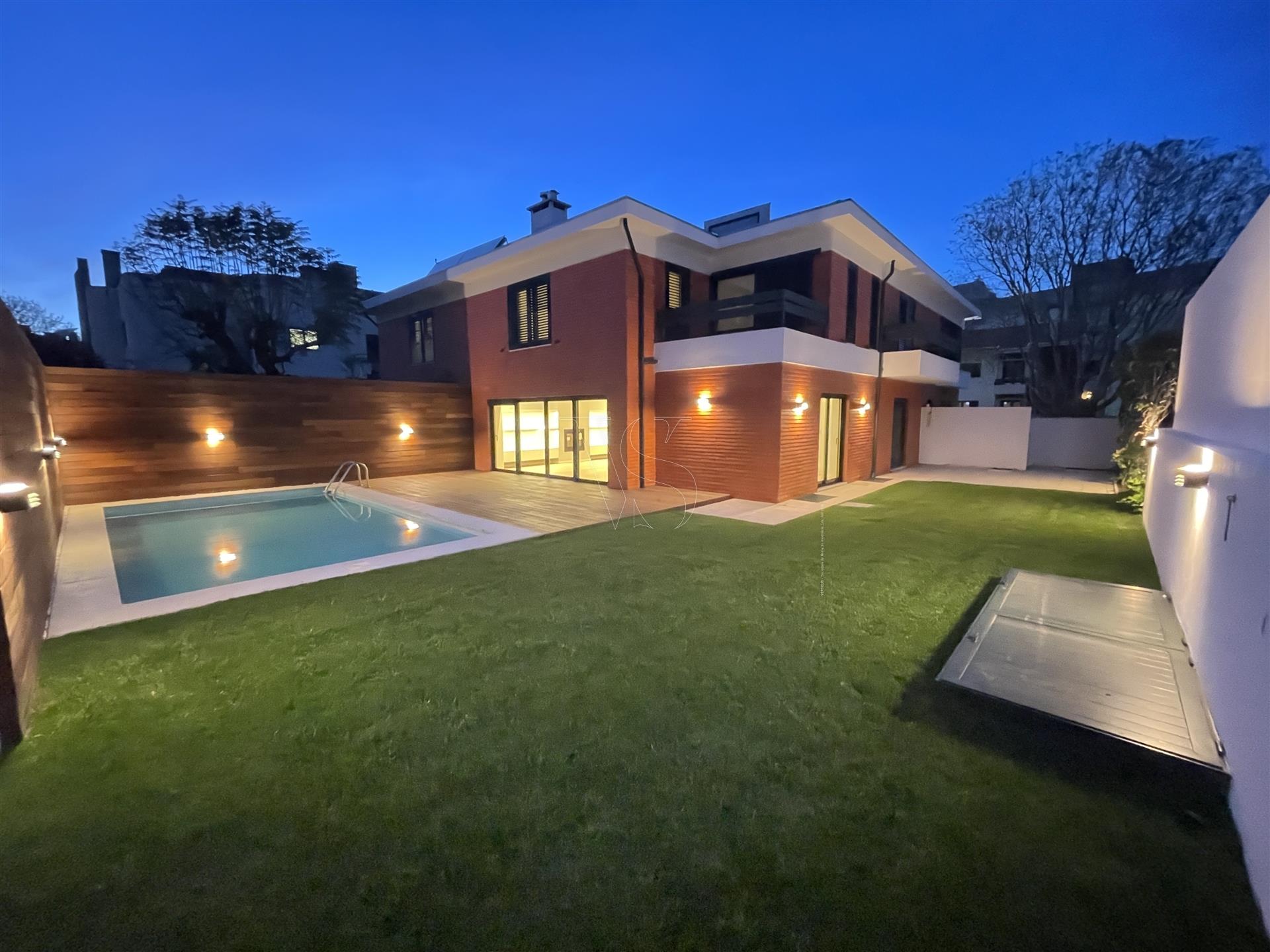 Ein luxuriöser Rückzugsort in der Nähe von Foz – Exklusive Villa mit Pool, 5 Schlafzimmer (2 Suiten)