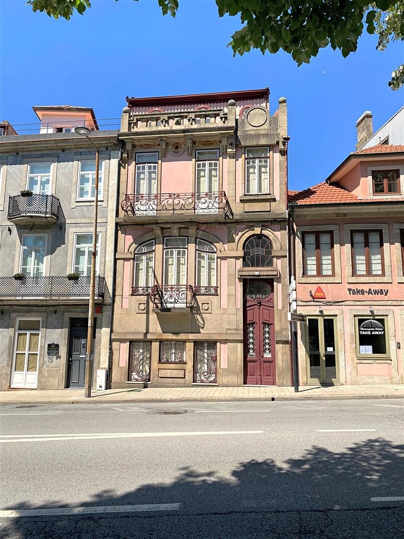 Maison de maître dans le quartier historique de Porto sur un terrain de 326 m² déjà à l´étude.