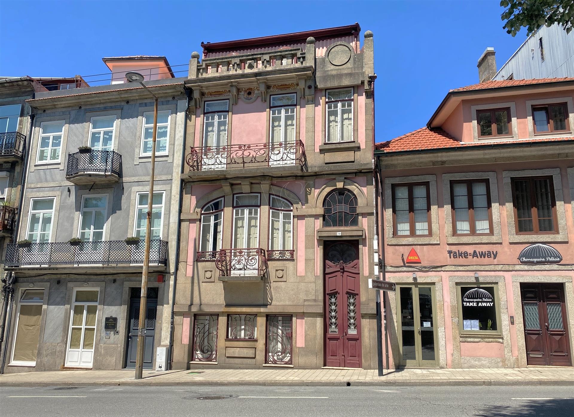 Maison de maître dans le quartier historique de Porto sur un terrain de 326 m² déjà à l´étude.