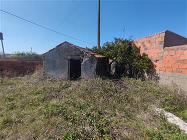 Ruin with threshing floor and patio in Burinhosa