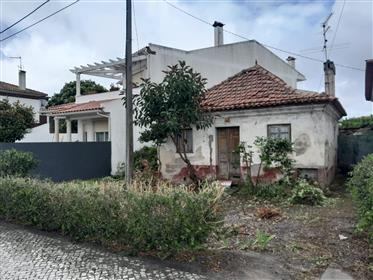 Maison à récupérer dans le centre de Marinha Grande