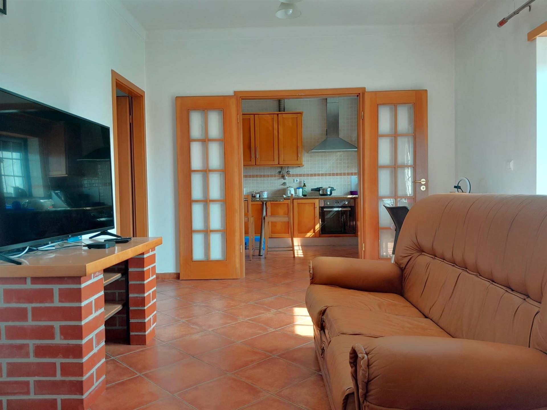 Large 3+2 bedroom villa with high shed, in Pataias