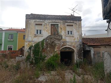 Rustiek huis met grond, te herstellen in Valado dos Frades - Nazaré