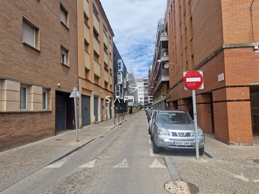 Piso En Venta De 4 Habitaciones En El Centro De Girona