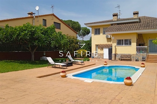Maison de 5 chambres avec piscine - Santa Coloma Residencial