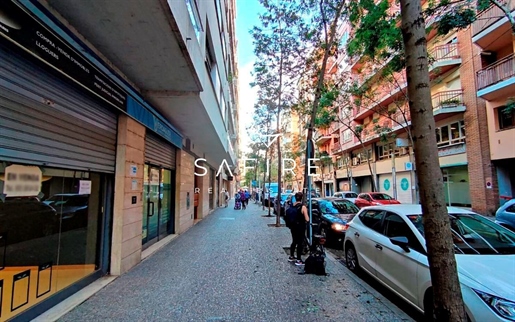 Local comercial de 8m de fachada - Calle Francesc Ciurana