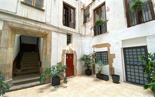 Barcelona - Large Apartment with Storage Room in Eixample