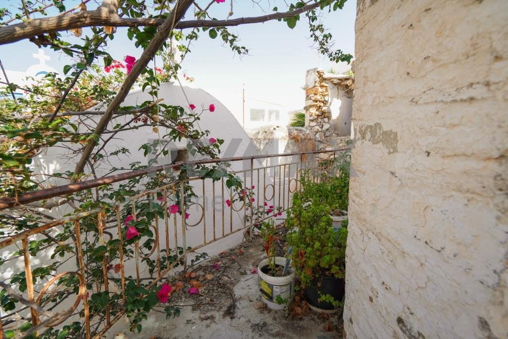 Traditional two-storey house for sale in Parikia 100 m. From the sea, with a building permit || Cycl