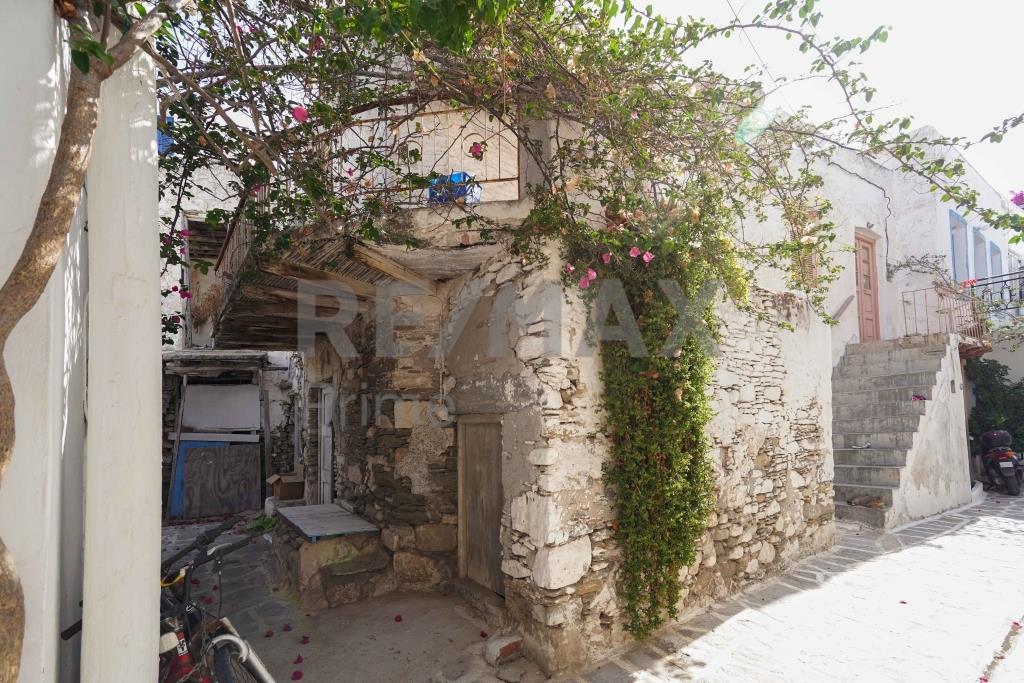 Traditional two-storey house for sale in Parikia 100 m. From the sea, with a building permit || Cycl