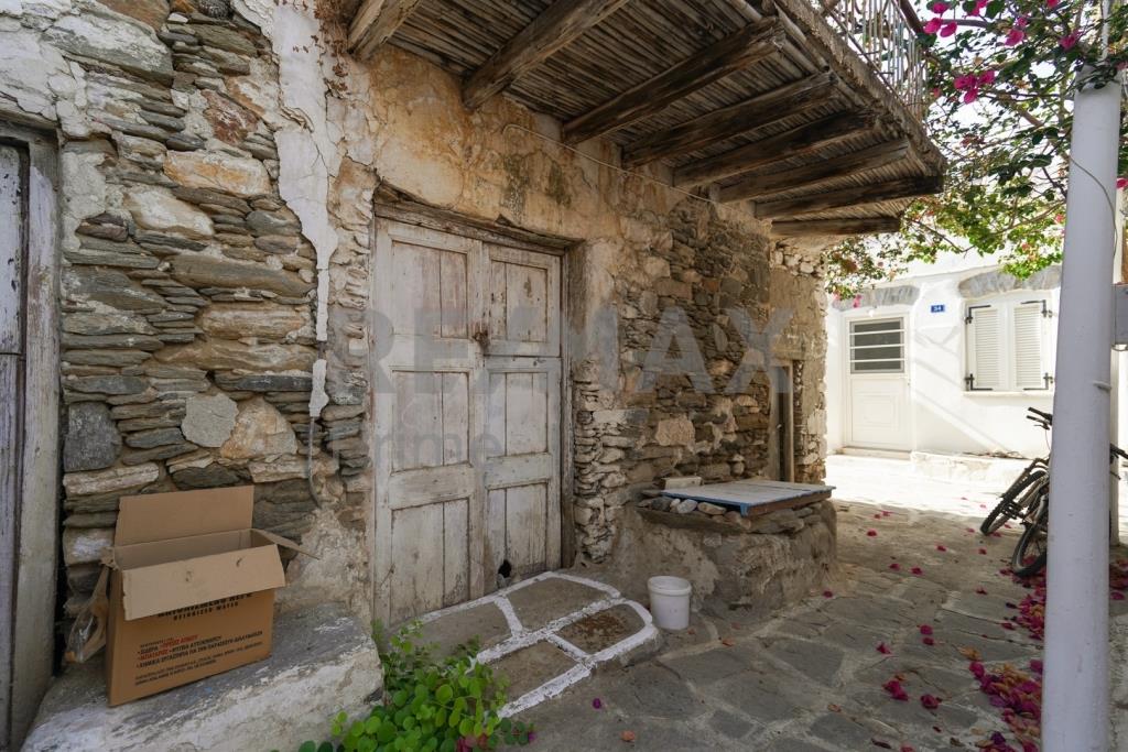 Traditional two-storey house for sale in Parikia 100 m. From the sea, with a building permit || Cycl