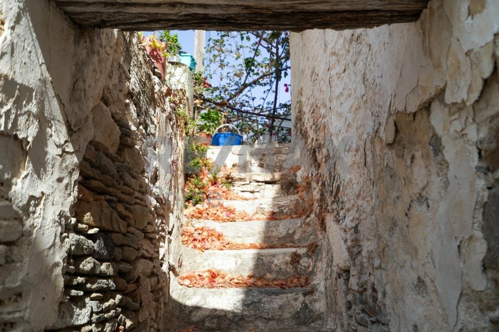 Traditional two-storey house for sale in Parikia 100 m. From the sea, with a building permit || Cycl