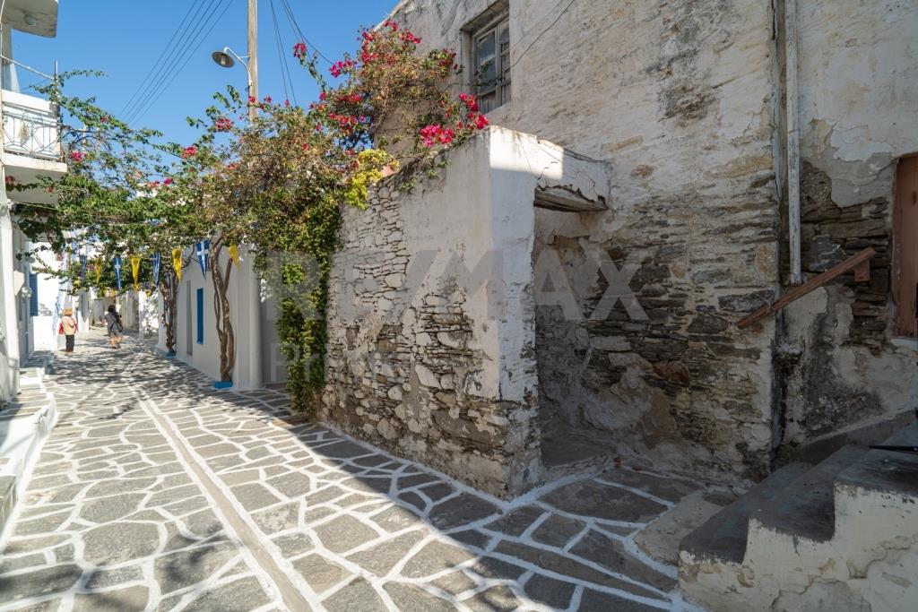Traditional two-storey house for sale in Parikia 100 m. From the sea, with a building permit || Cycl