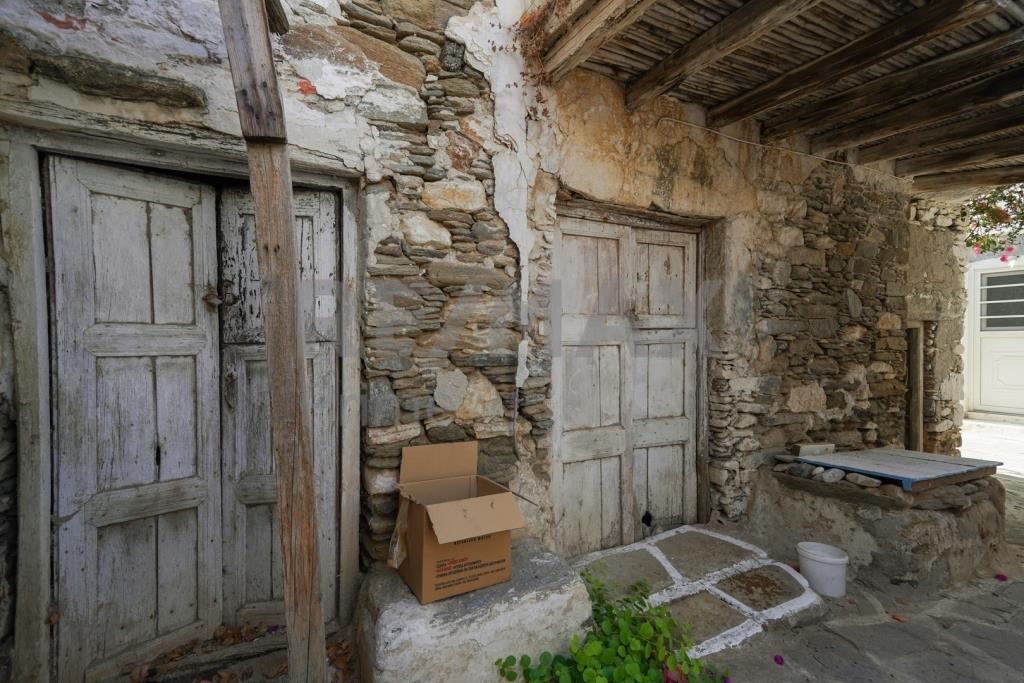 Traditional two-storey house for sale in Parikia 100 m. From the sea, with a building permit || Cycl