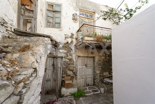 Maison traditionnelle à deux étages à vendre à Parikia à 100 m. de la mer, avec permis de construir