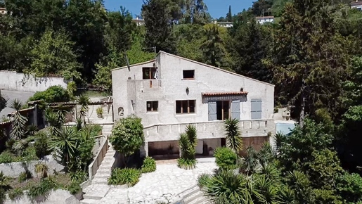 Vence - Close to the center, House of 278m2 with swimming pool - land of 1271 m2