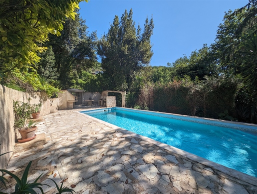Vence - Close to the center, House of 278m2 with swimming pool - land of 1271 m2