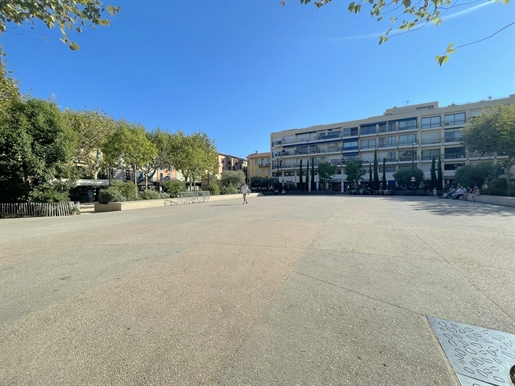 In the heart of downtown Vence- Right to the lease to ceder