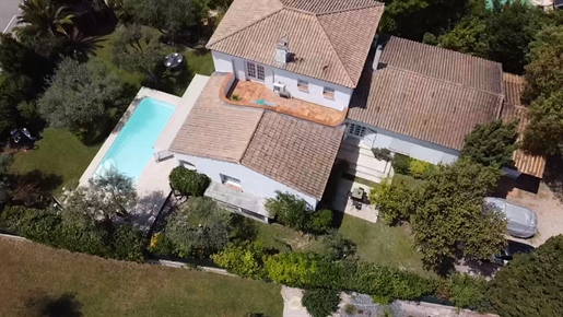 A la Ciotat, Magnifique Villa de 234 m2 avec piscine et jardin paysagé de 1195 m2.