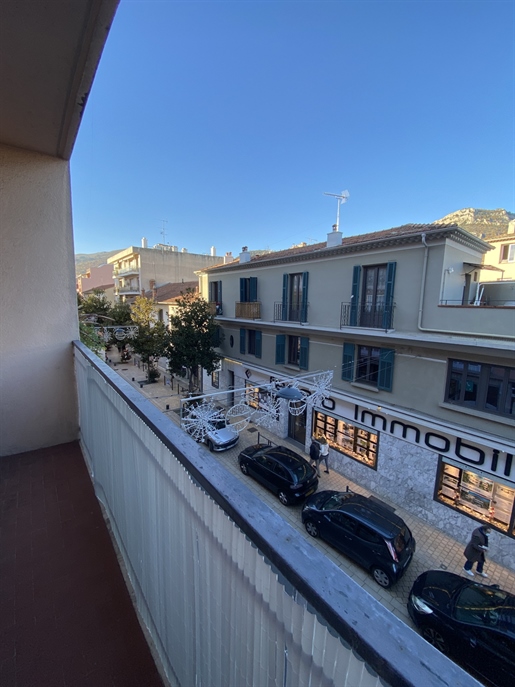 En centre ville de Vence, studette avec balcon et cave