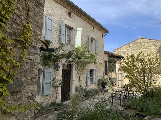 Two beautiful authentic houses of 285m2 in stone