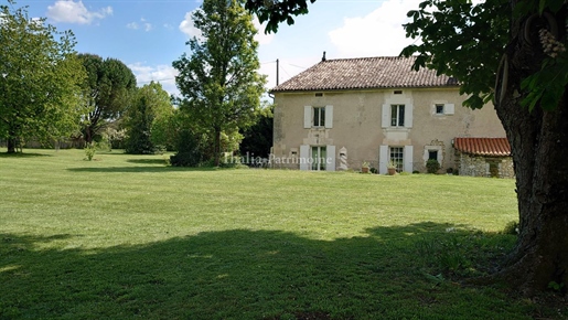 Property 330 m2, outbuildings, land of one hectare near Brantome and Bourdeilles.