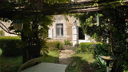 Eigendom 330 m2, bijgebouwen, land van een hectare in de buurt van Brantôme en Bourdeilles.