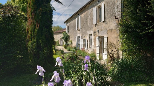 Eigendom 330 m2, bijgebouwen, land van een hectare in de buurt van Brantôme en Bourdeilles.